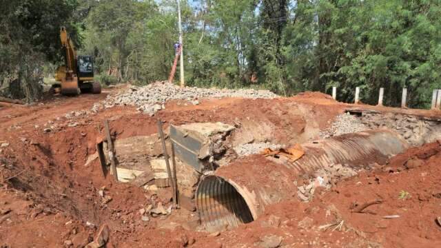 Prefeitura avan&ccedil;a na reconstru&ccedil;&atilde;o de ponte destru&iacute;da pelas chuvas no Jd. Moren&atilde;o