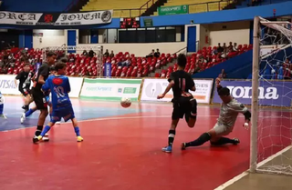 Lance de Vasco, de uniforme preto, e Tabuca no Ginásio Guanandizão (Foto: CBFS)