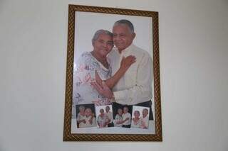 Quadro com fotografias das Bodas de Diamante do casal, quando compeltaram 60 anos de casados. (Foto: Alex Machado)