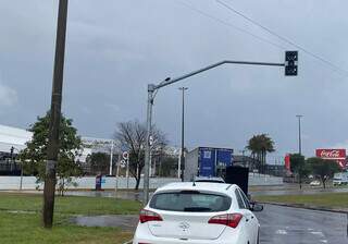 Semáforo encontrava-se desligado por volta das 14h desta quinta-feira (Foto: Direto das Ruas)