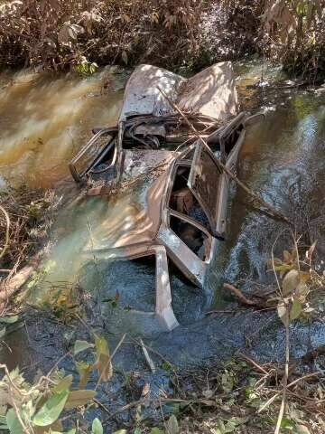 Motorista bate carro em &aacute;rvore ap&oacute;s curva, cai em c&oacute;rrego e morre