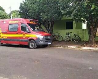 Viatura do Corpo de Bombeiros em frente a casa onde homem foi encontrado morto. (Foto: Portal de Aquidauana)