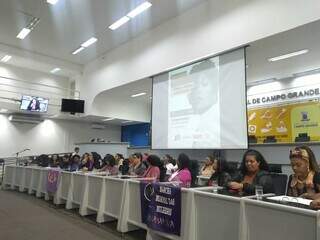 Em mesa de plenário, especialistas e profissionais de diversas áreas comparecem para debater o tema (Foto: Dayane Parron)