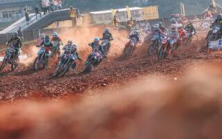 Pilotos levantam poeira em etapa do Brasileiro de Motocross (Foto: CBM)