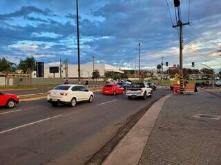 Veículos transitando normalmente na Avenida Costa e Silva em direção a Gury Marques (Foto: Gabriel de Matos)