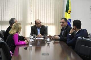 O governador em exercício, José Carlos Barbosa (Barbosinha), durante reunião com representantes do Detran de MS, SP e PR. (Foto: Bruno Rezende)