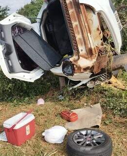 Carro em que família estava quando capotamento aconteceu neste domingo (Foto: Divulgação)