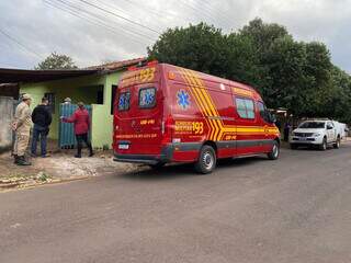 Viatura de resgate do Corpo de Bombeiros em frente a casa onde idoso foi encontrado morto (Foto: Site O Pantaneiro)