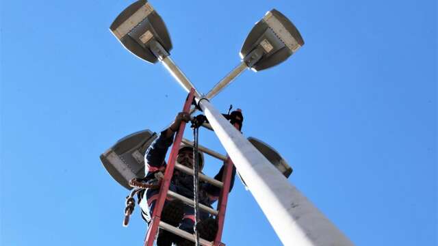 Capital ter&aacute; lumin&aacute;rias LED com energia solar para evitar furtos de fios