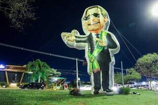 Boneco inflável com caricatura do ex-presidente da República Jair Bolsonaro, nos altos da Avenida Afonso Pena, em Campo Grande (Foto: Juliano Almeida)