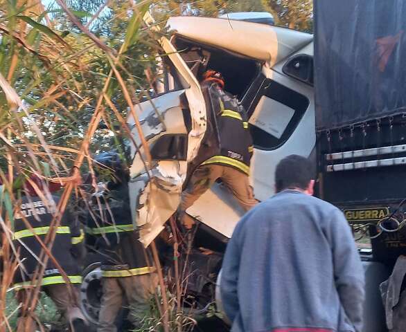 Motorista sobrevive a acidente que destruiu cabine de caminhão