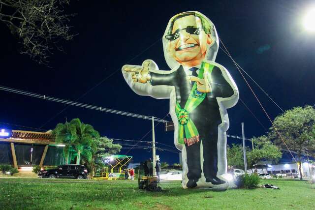 Deputado reage &agrave; fala de ministro com boneco gigante na Afonso Pena