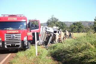 Motorista &eacute; socorrido em estado grave ap&oacute;s caminh&atilde;o tombar