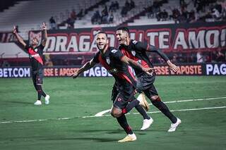 Jogadores do Atlético-GO comemoram gol de Gustavo Lopes. (Foto: Ingryd Oliveira/ACG)