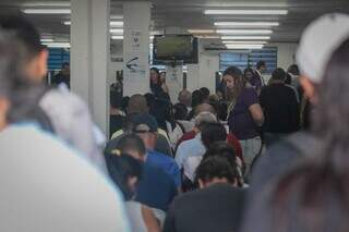 Candidatos esperam por atendimento na Funsat (Foto: Arquivo)