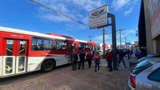 Ônibus estacionado na Rua Ceará após caso de assédio (Foto: Antonio Bispo)