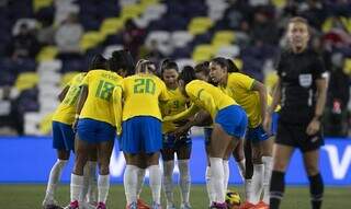 Seleção Brasileira se reúne em campo durante partida. (Foto: Thais Magalhães/CBF/Arquivo)