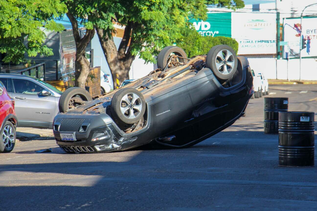 Motorista de SUV colide em carro parado e capota no Jardim dos Estados 
