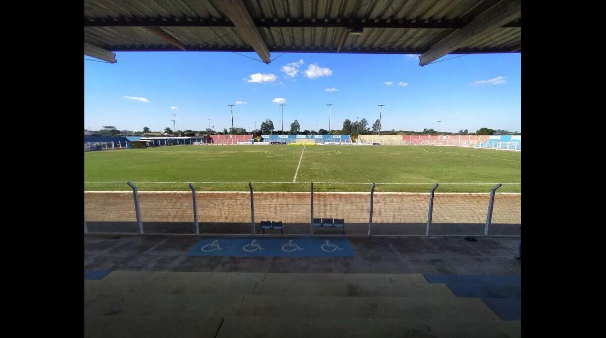 Jogador De Futebol Profissional Em Ação No Estádio Com Lanternas E