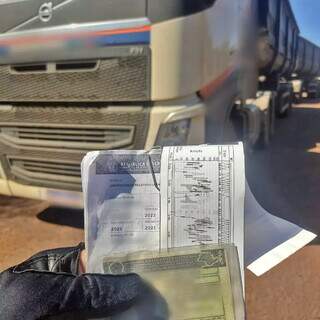 Documento de caminhão, relatório de tacógrafo e veículo (Foto: PRF)