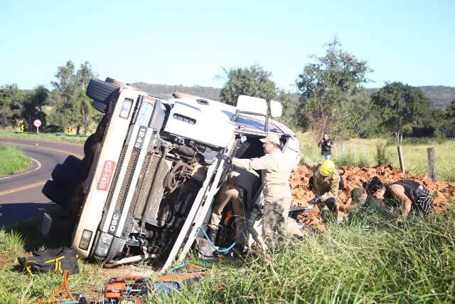 Motorista &eacute; socorrido em estado grave ap&oacute;s caminh&atilde;o tombar