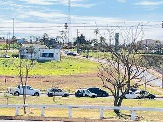 Professora registrou imagem de carros estacionados na rotatória que dá acesso ao shopping, na região norte de Campo Grande. (Foto: Direto das Ruas)