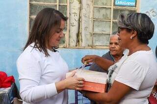 Adriane recebe presente de Andréia, que preside associação de mulheres. (Foto: Henrique Kawaminami)