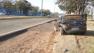 Carro batido ficou no local até de manhã (Foto: Direto das Ruas)