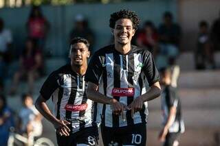 Cauã e Leandro (ao centro) comemoram gol do Operário (Foto: @eduardofotoms)