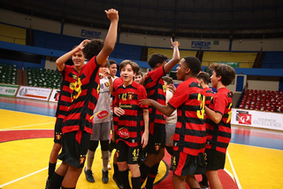 Meninos do Sport comemoram classificação (Foto: CBFS/Divulgação)