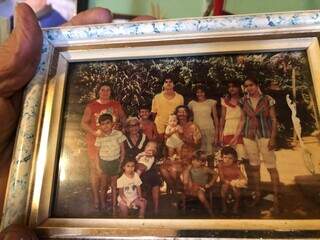 No centro da foto, a dona Elida com os filhos na casa do Bairro Taveiropolis. (Foto: Jéssica Fernandes)