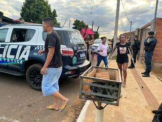 Viatura da Polícia Militar foi acionada pela moradora. (Foto: Mariely Barros)