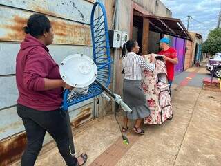 Vizinhos de Helena guardam móveis despejados na Rua Rosa Ferreira Pedro. (Foto: Mariely Barros)