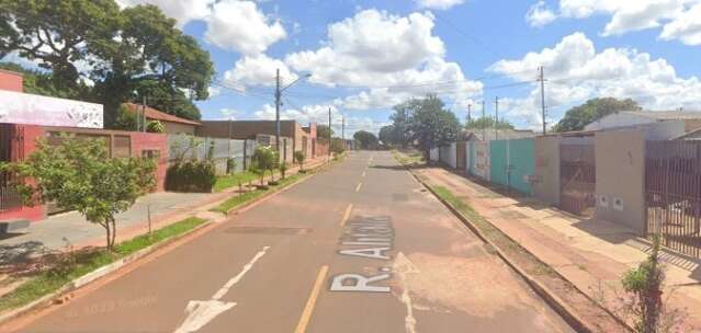 Durante a madrugada, atiradores em carro preto disparam contra jovem 