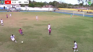 Jogadores do União ABC e Aquidauanense disputam a posse da bola no Estádio Olho de Furacão, em Campo Grande. (Foto: Reprodução/YouTube)