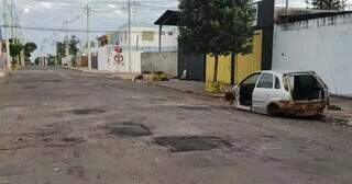 Sucata de veículo na Rua Estevão Capriata, na Vila Progresso. (Foto: Direto das Ruas)