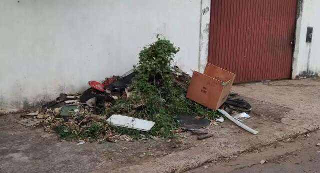 Vizinhos de ferro-velho sofrem com lixo e sucata que abriga moradores de rua