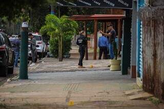 Perícia no local onde aconteceu o crime, na madrugada deste domingo (Foto: Henrique Kawaminami)