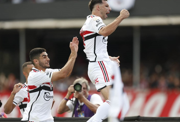 S&atilde;o Paulo goleia Santos e fecha rodada do Brasileir&atilde;o no G4