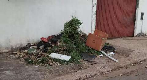 Vizinhos de ferro-velho sofrem com lixo e sucata que abriga moradores de rua