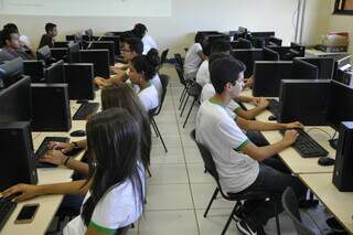 Estudantes do Instituto Federal de Mato Grosso do Sul na sala de computação (Foto: Divulgação)