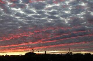 Céu de Campo Grande na manhã deste domingo. (Foto: Henrique Kawaminami)