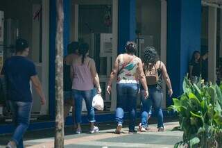 Comerciantes na Rua 14 de Julho, em Campo Grande (Foto: Marcos Maluf)