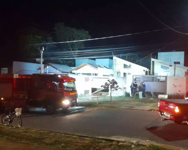 Mulher &eacute; resgatada de casa em chamas ap&oacute;s ser espancada pelo marido