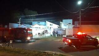 Viaturas dos bombeiros em frente ao imóvel incendiado. (Foto: Direto das Ruas)