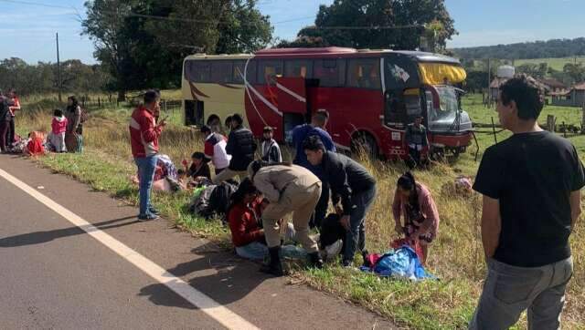 Tr&ecirc;s ficam feridos durante colis&atilde;o entre &ocirc;nibus e carreta na MS-338