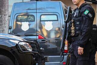 Policiais penais federais fortemente armados escoltaram Name e Marcelo Rios até Fórum (Foto: Henrique Kawaminami)