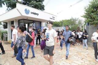 Alunos chegando em local de provas em 2022, em Campo Grande. (Foto: Arquivo)