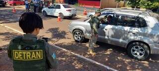 Equipe policial realiza teste do etilômetro em motorista. (Foto: Reprodução/Detran-MS)