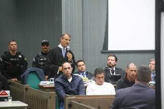 Advogado Eugênio Malavasi e os réus no processo, de frente para o delegado (Foto: Paulo Francis)